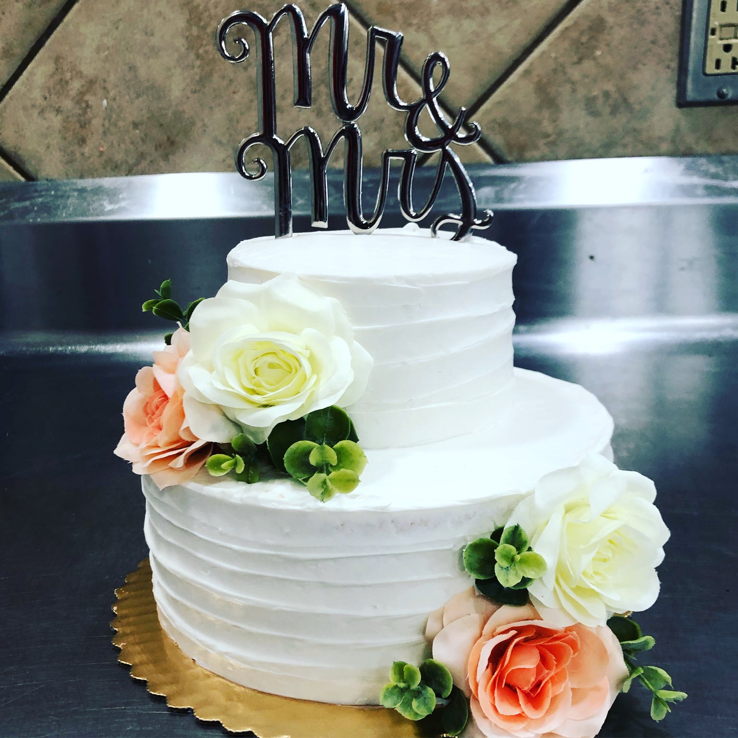 Custom Cakes with flowers  (wedding, quinceañeras)