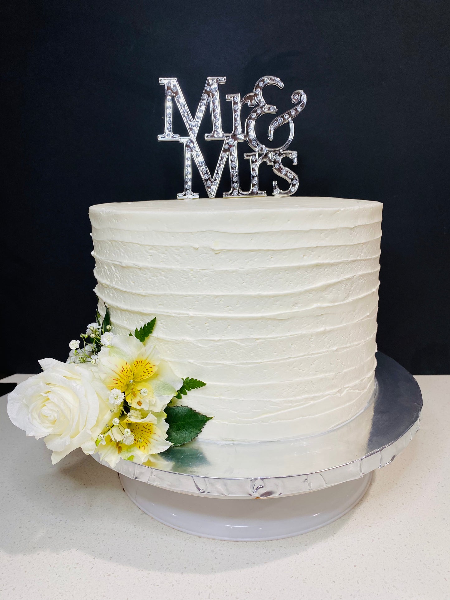 Custom Cakes with flowers  (wedding, quinceañeras)